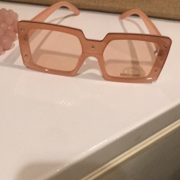 Bracelet & Sunglasses - Picture 2 of 6